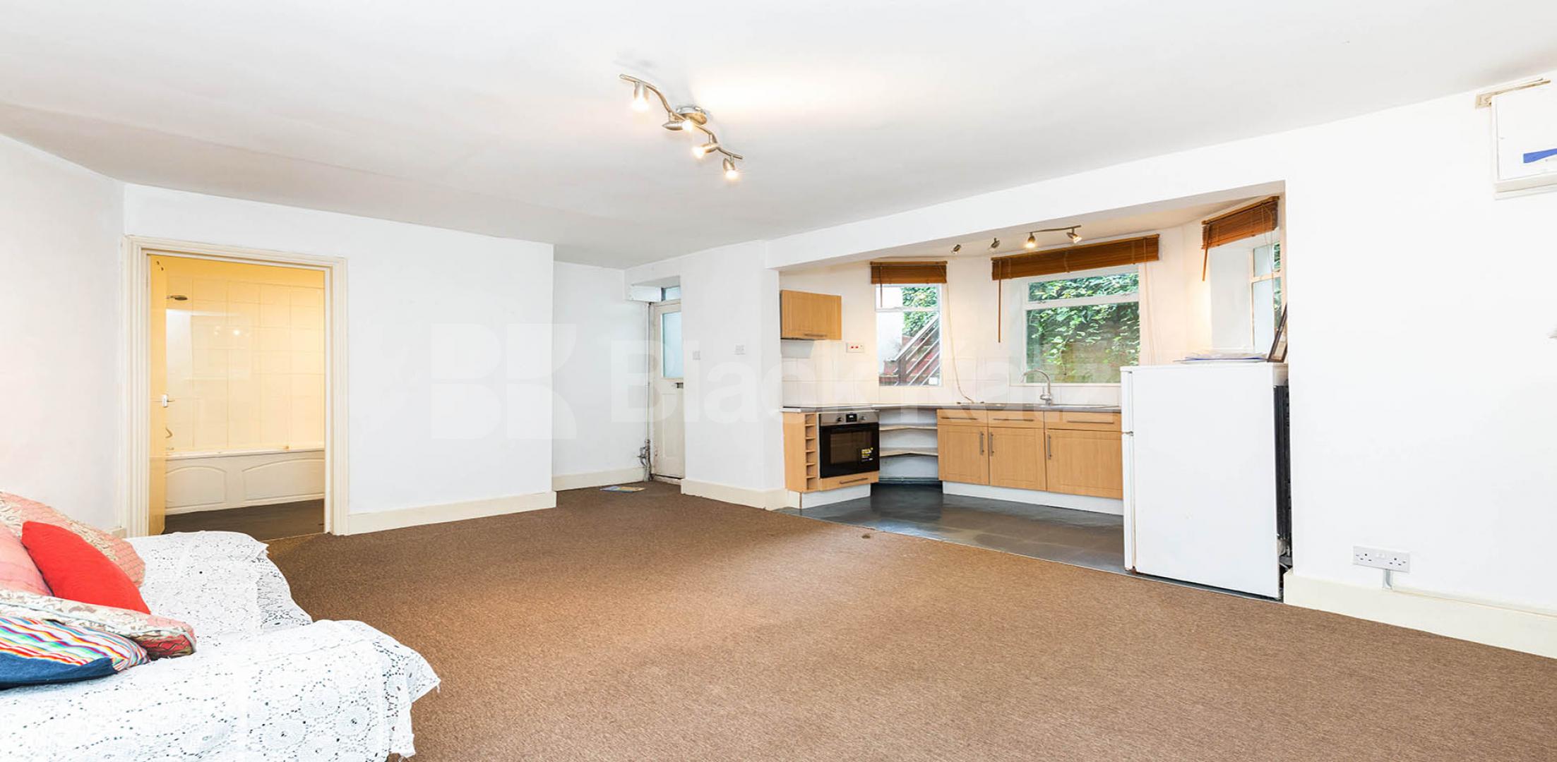 			FANTASTIC SPACIOUS GARDEN FLAT, 1 Bedroom, 1 bath, 1 reception Flat			 Stapleton Hall Road, FINSBURY PARK-STROUD GREEN